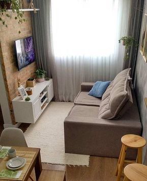 Sala de estar pequena cp, rack suspenso e sofá.