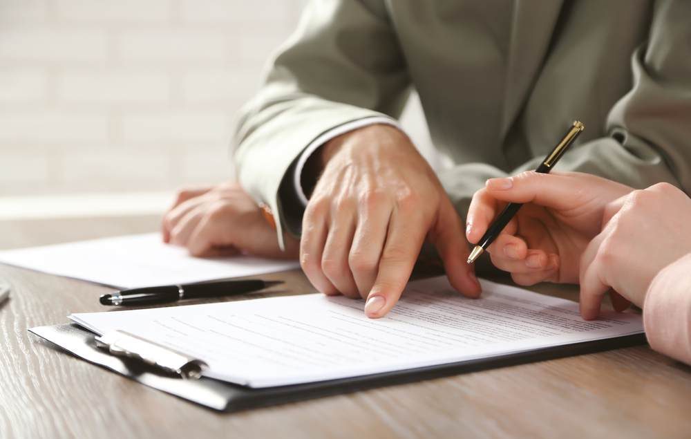 duas pessoas analisando um documento