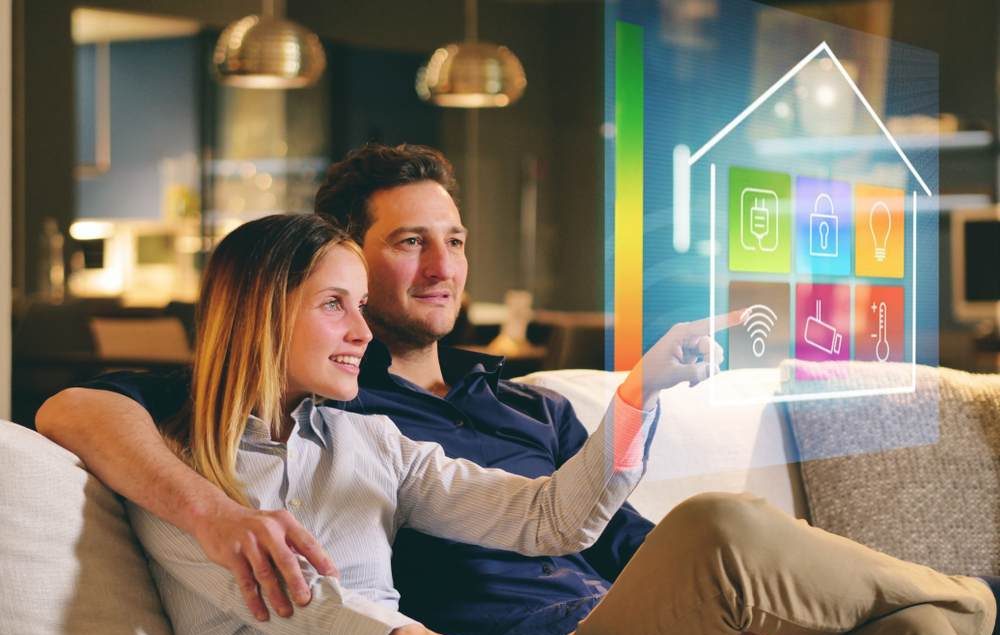 casal tocando em projecao smart