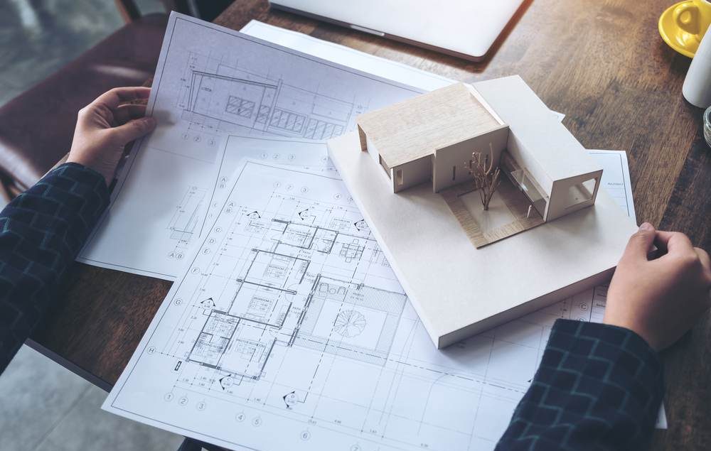 homem avaliando planta e móvel para avaliação de imóvel