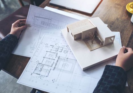 homem avaliando planta e móvel para avaliação de imóvel