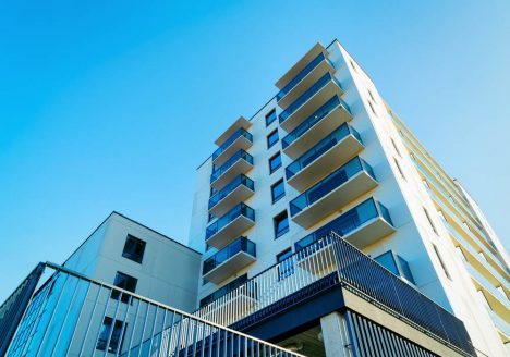 apartamento residencial com céu azul