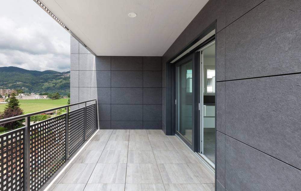 varanda sem móveis, na cor cinza