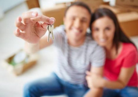 close-up-na-mao-de-homem-com-chaves-com-esposa-do-lado-agarrada-a-seu-outro-braço