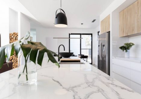 cozinha com foco na bancada de marmore