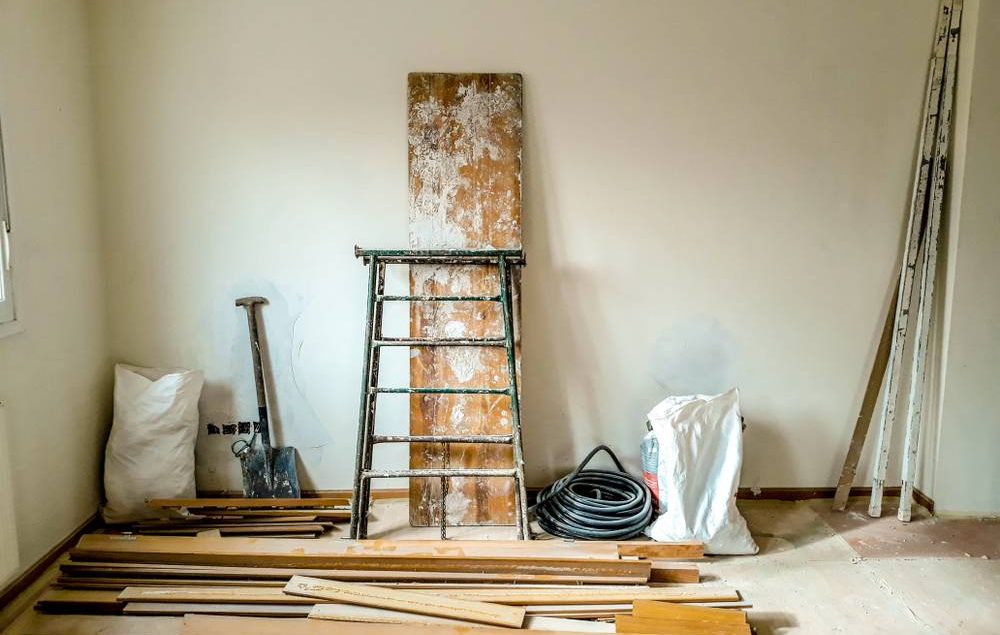 objetos de reforma, como escada, tabuas e ferramentas