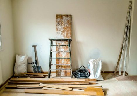 objetos de reforma, como escada, tabuas e ferramentas