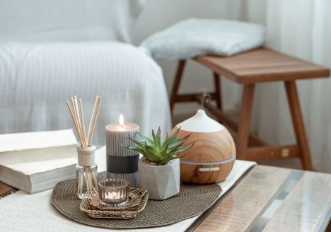 decoração de mesa ampliada com vários adornos, como vela, humidificador e mini vaso de planta