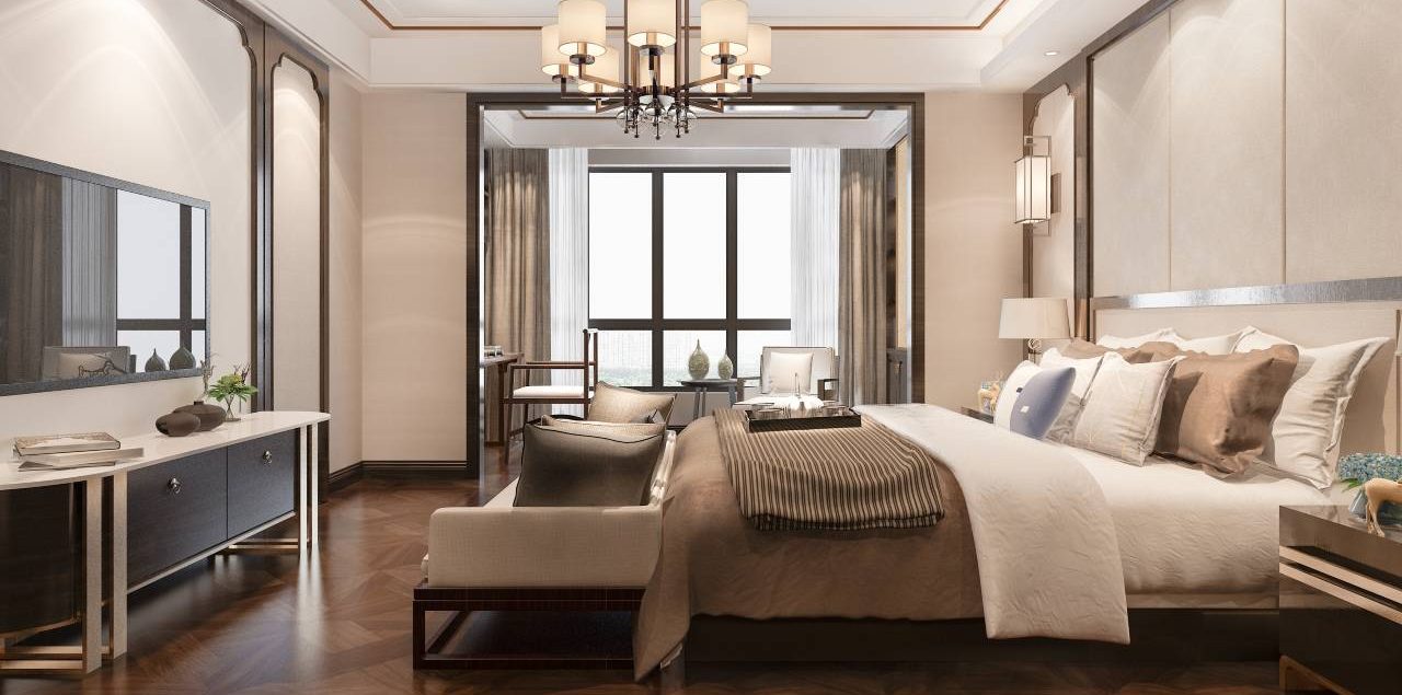 quarto de apartamento de alto padrão em tons bege, branco e madeira e arquitetura clássica