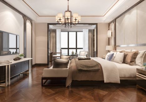 quarto de apartamento de alto padrão em tons bege, branco e madeira e arquitetura clássica