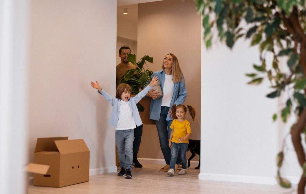 familia entrando em novo apartamento no bairro salinas