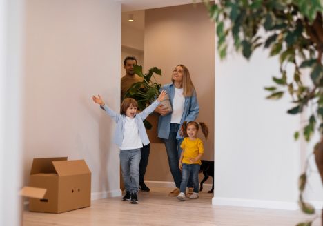 familia entrando em novo apartamento no bairro salinas