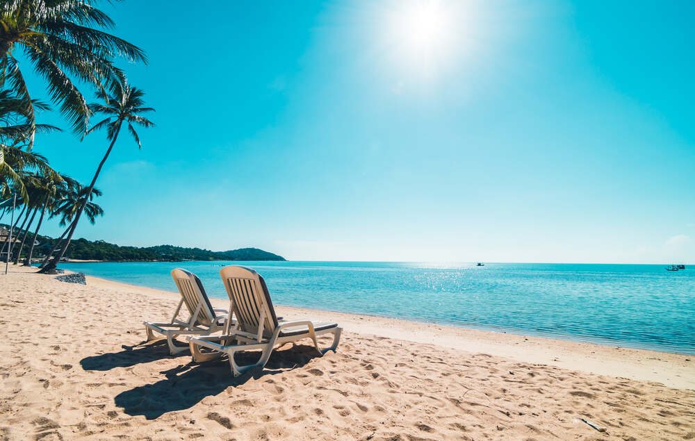 cadeiras de sol em frente a praia