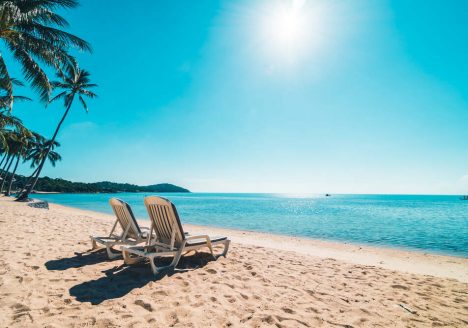 cadeiras de sol em frente a praia