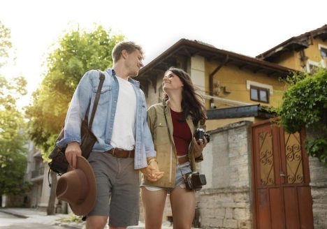 casal passeando pela cidade com aluguel por temporada
