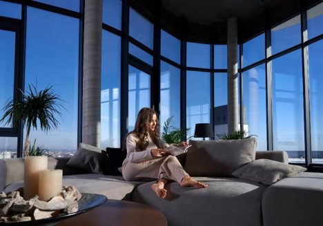 mulher em sala com pé direito alto