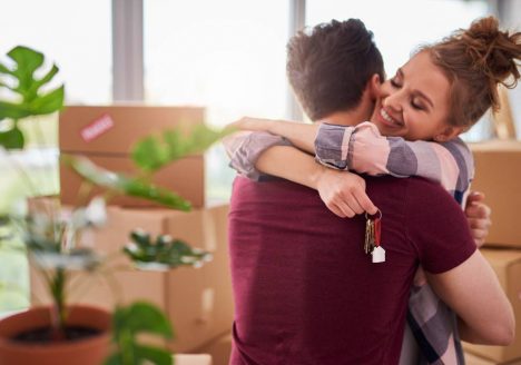 casal jovem se mudando para apartamento na varjota