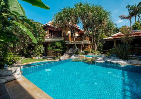 imagem de casa de veraneio com piscina e duplex