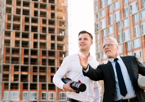 dois homens em obra cuidando de negócios imobiliarios