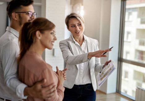 corretor de imóveis vendendo casa