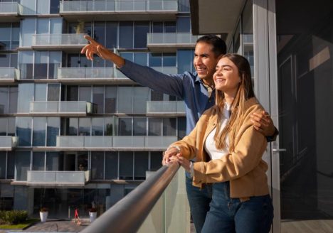 Casal querendo investir em lançamentos imobiliários