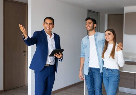 Corretor de imóveis com casal querendo vender apartamento
