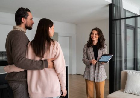 Casal realizando investimento imobiliário